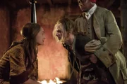 Geillis Duncan (Lotte Verbeek), Young Ian (John Bell, M.) und Atlas (Patrick Lavisa)
