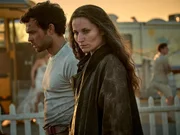 John the Savage (Alden Ehrenreich) und Sheila (Kate Fleetwood)