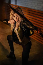 Mia Smoak (Katherine McNamara)