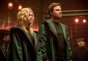 Mia Smoak (Katherine McNamara) und Oliver Queen (Stephen Amell) Mia Smoak (Katherine McNamara) und Oliver Queen (Stephen Amell)