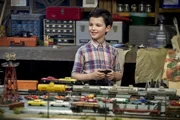 Während andere Kinder den Sommer draußen verbringen und Abenteuer erleben wollen, hat Sheldon (Iain Armitage) ganz andere Vorstellungen von einer schönen Freizeitbeschäftigung ...