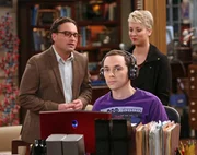 Sheldon (Jim Parsons, vorne) hat eine ganz besondere Idee, um seine Hirnleistung zu steigern - was f&uuml;r Leonard (Johnny Galecki, l.) und Penny (Kaley Cuoco, r.) zu einer Geduldsprobe wird ...