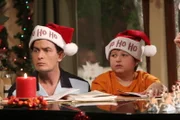 Auf gar keinen Fall dürfen Charlie (Charlie Sheen, l.) und Jake (Angus T. Jones, r.) Sandys Weihnachtsrituale missachten â€¦
