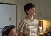 Louis Huang (Randall Park, l.); Emery Huang (Forrest Wheeler, r.)