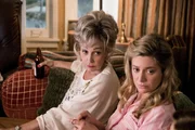 Meemaw (Annie Potts) kann nicht glauben, dass Georgie der Vater des jungen Sheldon sein soll, während Mary (Zoe Perry) sich wundert, woher Sheldons unglaublicher IQ kommt. Meemaw (Annie Potts) kann nicht glauben, dass Georgie der Vater des jungen Sheldon sein soll, während Mary (Zoe Perry) sich wundert, woher Sheldons unglaublicher IQ kommt.