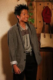Tam (Ryan Phuong) will die Popularität seines Kumpels Sheldon zu Nutze machen, während sich Georgie ausgegrenzt fühlt. Tam (Ryan Phuong) will die Popularität seines Kumpels Sheldon zu Nutze machen, während sich Georgie ausgegrenzt fühlt.