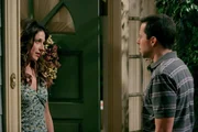 Judith Harper (Marin Hinkle, l.); Alan Harper (Jon Cryer, r.)