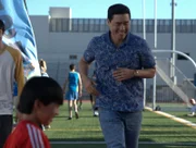 Evan Huang (Ian Chen, l.); Louis Huang (Randall Park, r.)