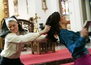 Gabrielle (Eva Longoria, r.) besucht Schwester Mary (Melinda Page Hamilton, l.) in der Kirche, um sich von ihr zu verabschieden. Schwester Mary weiß sofort, dass Gabrielle für ihre Versetzung verantwortlich ist und lässt sich das nicht gefallen ...