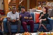 (v.l.n.r.) Malcolm Butler (Sheaun McKinney); Marty Butler (Marcel Spears); Paula (Marilu Henner)