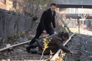 Hat Oscar Rankin (Michael Weston, r.) etwas mit dem Verschwinden von Sherlocks (Jonny Lee Miller, l.) Freund und ehemaligem Paten Alfredo zu tun?