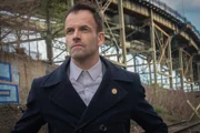 Ist in großer Sorge, als sein Freund und ehemaliger Pate Alfredo verschwunden ist: Sherlock Holmes (Jonny Lee Miller) ...