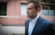 Er muss sich mit den rechtlichen und emotionalen Konsequenzen seines jüngsten Rückfalls auseinandersetzen: Holmes (Jonny Lee Miller) ...