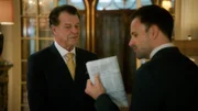 Sherlock (Jonny Lee Miller, r.) hilft seinem Vater Morland (John Noble, l.) bei einer Arbeitsangelegenheit, damit dieser schnellstmöglich wieder nach Hause fährt ...