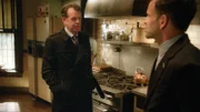 Sherlock (Jonny Lee Miller, l.) ist sich nicht sicher, ob er seinem Vater Morland (John Noble, r.) trauen kann ...