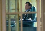 Er versucht seinen Einfluss zu nutzen, um Sherlock und Watson wieder beim NYPD einsetzen zu lassen, doch können die beiden ihm wirklich trauen? Sherlocks Vater Morland Holmes (John Noble) ...