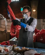 Holmes (Jonny Lee Miller) und Watson entdecken, dass das Mordopfer ihres neusten Falls illegale Forschungen mit toten Embryos betrieben hat ...