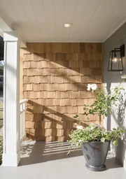 Nicht nur innen, auch außen bekommt das Haus eine Generalüberholung durch eine neue Hausverkleidung aus Holz.