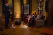 Morland (John Noble, l.) bietet Joan (Lucy Liu, M.) und Sherlock (Jonny Lee Miller, r) seine Unterstüztung an. Ganz ohne Hintergedanken?