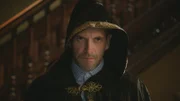 Als sich eine zufällige Schießerei als geplantes Attentat entpuppt, muss Sherlock (Jonny Lee Miller) mit seinem Vater zusammenarbeiten, um den Fall lösen zu können ...