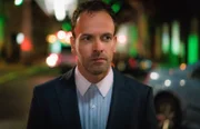 Ist auf der Jagd nach einem Computerhacker, der drei Menschen auf dem Gewissen hat: Holmes (Jonny Lee Miller) ...