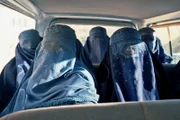 NZZ Format Land ohne Frauen - Wie die Taliban den Afghaninnen ihre Freiheit nehmen Afghanische Frauen im Auto, Screenshot aus dem Film