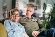 Demenz mit 49 - Wenn das «Ich» verschwindet; Afghanische Frauen im Auto, Screenshot aus dem Film; Ursina Parr und ihr Ehemann