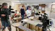 Martin Traxl im Atelier von Sgraffito-Experte Josin Neuhäusler in Susch im Kanton Graubünden.