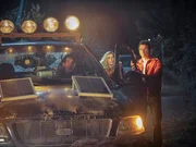 Von links: Bernard Marx (Harry Lloyd), Linda (Demi Moore) und John the Savage (Alden Ehrenreich)