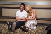 Dave Johnson (Max Greenfield, l.); Gemma Johnson (Beth Behrs, r.)