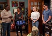 (v.l.n.r.) Calvin Butler (Cedric the Entertainer); Tina Butler (Tichina Arnold); Gemma Johnson (Beth Behrs); Dave Johnson (Max Greenfield)
