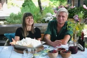 Zu Tisch Bad Gastein - Österreich Fia und Jan bei der Zubereitung einer «Pavlova»