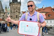 Einfach retour Staffel 2 Folge 3 Jan Fitze versucht sein Glück auf der Karlsbrücke in Prag.