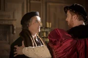 Die Königin ist wieder schwanger. König Henry VIII. (Damian Lewis, re.) teilt Thomas Cromwell (Mark Rylance, li.) die Neuigkeit mit.