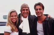 Jessie (Brooke Burns, l.) und ihr himmelstürmender Verehrer (Ed McMahon, M.), ein alter Freund von J. D. (Michael Bergin, r.), sind gute Freunde.