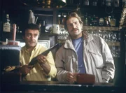 Guido Tessar (Guido Gagliardi, links) Wirt eines italienischen Restaurants, wird erpresst. Er soll "Schutzgeld " zahlen. Schimanski (Götz George, rechts) hilft Guido gegen die Erpresser.