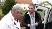 Klaus (li.) braucht einen reichweitenstarken Kastenwagen. Det Müller will dem Handwerker helfen.