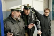 Herzberger (Dietmar Huhn, li.) und Bonrath (Gottfried Vollmer, Mi.) haben die Gangster beobachtet. Doch Alexander Barth (This Maag), einer der Gangster, entdeckt die beiden...
