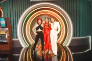 Moderatorin Carolin Kebekus (M) mit Lucy Diakovska und Jeannine Michaelsen (r).