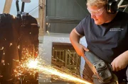 Arbeitskleidung unter Beschuss: Die Landjugend gibt alles bei der Feuerprobe.