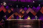 In „FAKING BAD – Besser als die Wahrheit“ lädt Moderator und Gastgeber Oliver Kalkofe (M) zum großen Lügen ein. Hier mit seinen Gästen: v.l.n.r. Torsten Sträter, Katrin Bauerfeind, Simon Pearce und Peter Rütten.