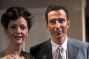 Kitty Oppenheimer (Jana Shelden, l.); Robert Oppenheimer (Sam Waterston, r.)
