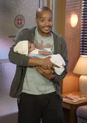 Stolz präsentiert Turk (Donald Faison) sein Baby ...