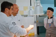 Jean-François (li.) bildet junge Köche aus und bringt ihnen in Vergessenheit geratene Fischarten näher.