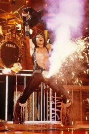 Blackie Lawless, Frontmann der Band W.A.S.P., ist in den 80er-Jahren bekannt für seine ausgefallenen Bühnenshows.