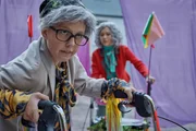 Joyce (Matilda Willigalla, li.) steht vor einer wichtigen Entscheidung und Io (Clara Jaschob, re.) ihr dabei mit einem ungewöhnlichen Vergleich zur Seite.