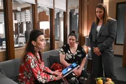 Vanessa (Julia Augustin, M.) ist überrascht, als öffentlich über Johannes spekuliert wird. Links Simone (Tatjana Clasing), rechts Lucie (Julia Wiedemann)