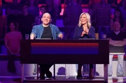 Rateteam-Kapitän Bernhard Hoëcker (l.) und die Fernsehmoderatorin Ulrike von der Groeben (r.) bilden ein Rateteam.