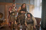 Die Geister heißen Ralf willkommen. (v.l.n.r.) Claudius (Max Giermann), Urs (Jan van Weyde), Griet (Meltem Kaptan). Die Geister heißen Ralf willkommen. (v.l.n.r.) Claudius (Max Giermann), Urs (Jan van Weyde), Griet (Meltem Kaptan).