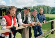MDR Fernsehen ALINA TEIL 2, "Die Pferdeflüsterin", am Donnerstag um 14:30 Uhr. Interessiert beobachten Alina (Marett Katalin Klahn), Joris (Jan Hendrik Heinzmann), Hofbesitzer Terjung (Wilfried Dziallas) und Patrick (Tim-Kristopher Hausmann) Jennifers erste Reitversuche auf Silverado. (v.l.)